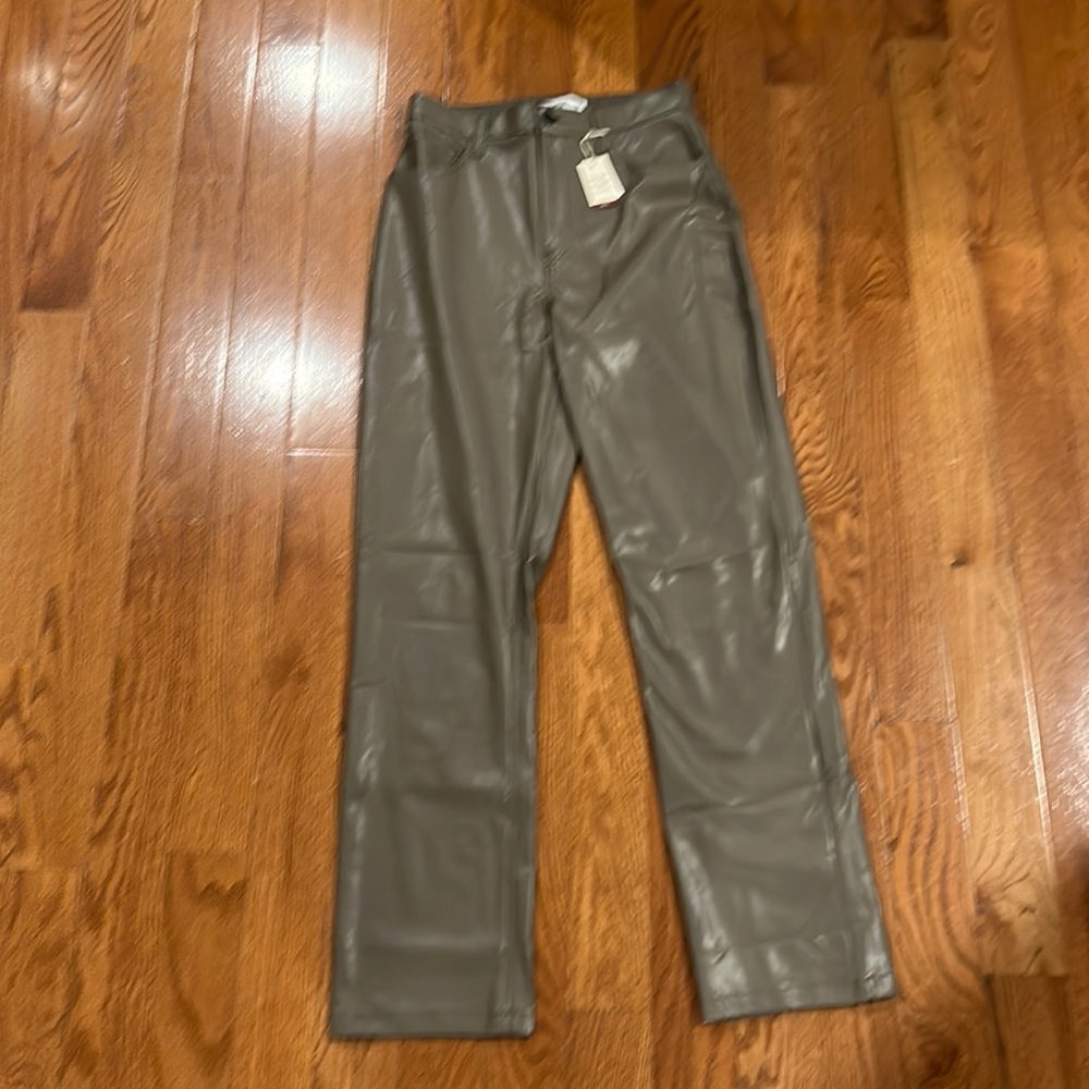 NWT - Abercrombie 90’s high rise  - “leather”- 8L